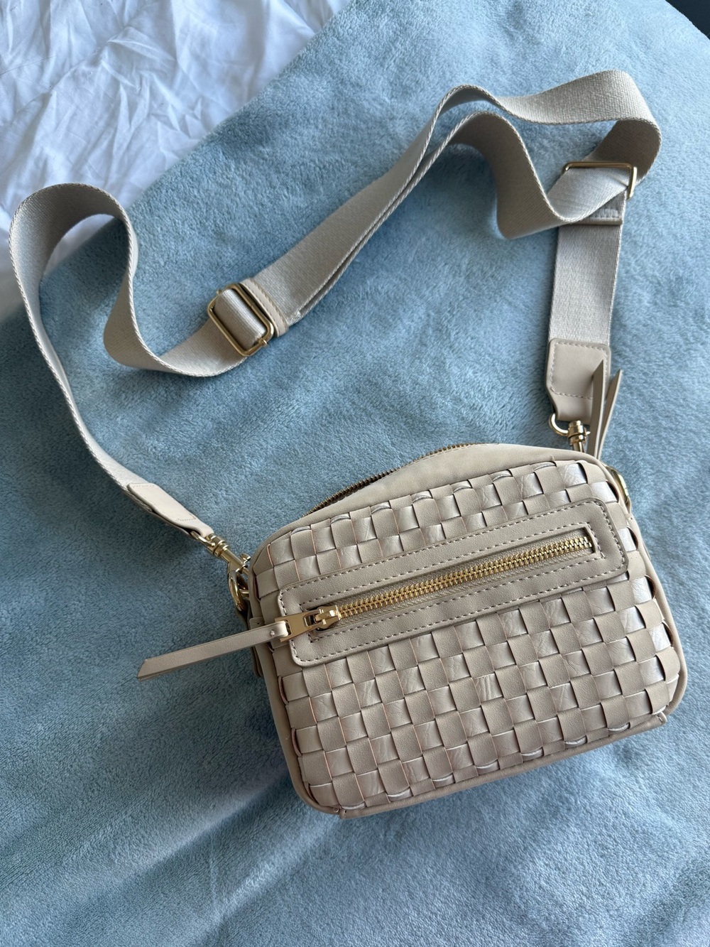 Universal Thread Beige Woven Crossbody Bag with Gold Hardware